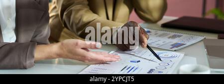 En-tête de la main de l'homme d'affaires afro-américain mature pointant sur les données graphiques sur le document papier pendant la discussion Banque D'Images