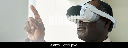 Bannière d'homme d'affaires afro-américain âgé avec casque de réalité virtuelle pointant sur le tableau visuel augmenté tout en faisant la présentation Banque D'Images