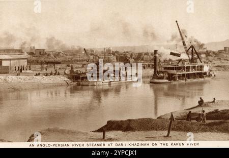 Diverses scènes des champs pétrolifères persans à Abadan et Tembi, montrant la raffinerie, les stations de pompage, le dépôt et le transport. En 1927, le champ pétrolifère d'Abadan a produit près de 4,5 millions de tonnes de pétrole. L'Anglo Persian Oil Company devint plus tard BP. Banque D'Images