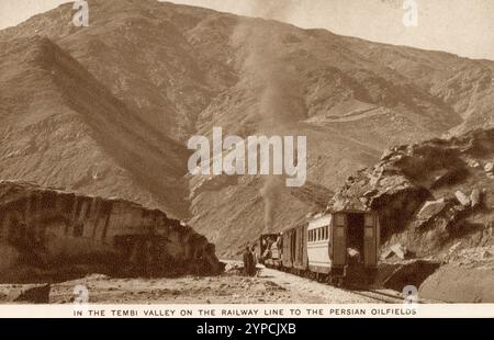 Diverses scènes des champs pétrolifères persans à Abadan et Tembi, montrant la raffinerie, les stations de pompage, le dépôt et le transport. En 1927, le champ pétrolifère d'Abadan a produit près de 4,5 millions de tonnes de pétrole. L'Anglo Persian Oil Company devint plus tard BP. Banque D'Images