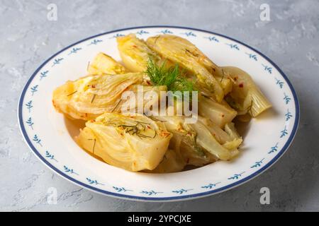 Bulbes de fenouil bio cuits au sel et au poivre. Plat de fenouil à l'huile d'olive. Banque D'Images