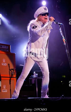 Le chanteur Robin Zander avec son groupe Cheap Trick au Birmingham NEC le 27 novembre 2011. Banque D'Images