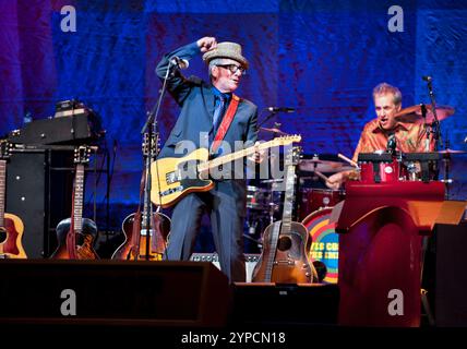 Elvis Costello et les imposteurs en concert au Birmingham Symphony Hall, 15 mai 2012. Banque D'Images