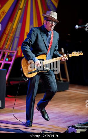 Elvis Costello et les imposteurs en concert au Birmingham Symphony Hall, 15 mai 2012. Banque D'Images