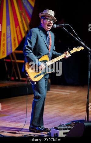 Elvis Costello et les imposteurs en concert au Birmingham Symphony Hall, 15 mai 2012. Banque D'Images