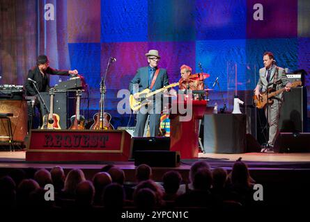 Elvis Costello et les imposteurs en concert au Birmingham Symphony Hall, 15 mai 2012. Banque D'Images