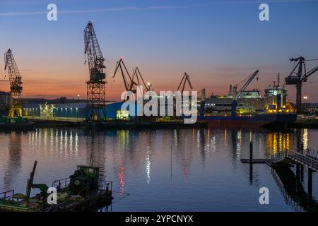 Vue de nuit sur le chantier naval El Astillero. Cantabrie, Espagne Banque D'Images