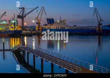 Vue de nuit sur le chantier naval El Astillero. Cantabrie, Espagne Banque D'Images