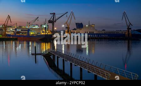 Vue de nuit sur le chantier naval El Astillero. Cantabrie, Espagne Banque D'Images