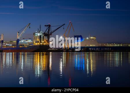 Vue de nuit sur le chantier naval El Astillero. Cantabrie, Espagne Banque D'Images