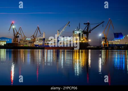 Vue de nuit sur le chantier naval El Astillero. Cantabrie, Espagne Banque D'Images