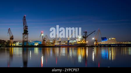 Vue de nuit sur le chantier naval El Astillero. Cantabrie, Espagne Banque D'Images