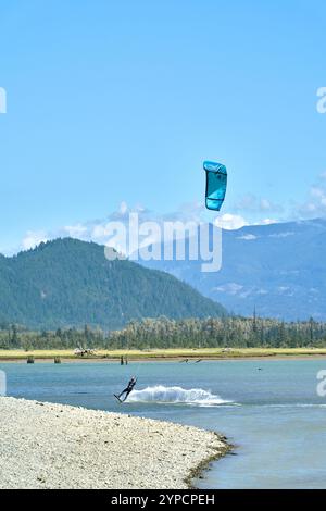 Squamish, Colombie-Britannique, Canada – 29 août 2020 - Howe Sound BC Kite Surfing. Un kiteboarder attrapant le vent de Squamish Spit. Banque D'Images