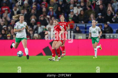 Cardiff City Stadium, Cardiff, Royaume-Uni. 29 novembre 2024. Qualification pour le championnat des femmes de l'UEFA Jouez offs, 2e tour de football, pays de Galles contre la République d'Irlande ; Alice Griffiths du pays de Galles passe la balle devant crédit : action plus Sports/Alamy Live News Banque D'Images