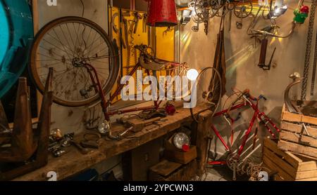 Ancien atelier de réparation de vélos. Correction des problèmes mécaniques dans un garage, entretien de vélo Banque D'Images