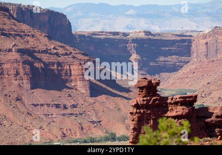 Formations rocheuses étonnantes d'hématite rocheuse rouge, brune et jaune, oxyde de fer dans l'Utah USA Banque D'Images