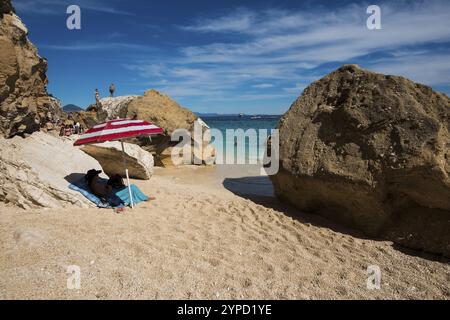 Côte rocheuse et plage, Cala mariolu, Parc National du golfe d'Orosei, Parco Nazionale del Gennargentu e del Golfo di Orosei, Baunei, Nuoro, Sardaigne, Ita Banque D'Images