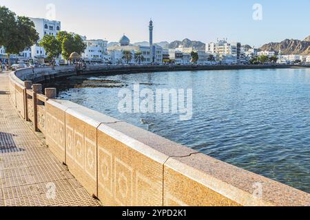 La route principale Corniche mène en arc à la baie de Mutrah, Muscat, péninsule arabique, Sultanat d'Oman Banque D'Images