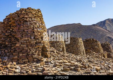 Tombes rondes faites de pierres non taillées, tombes de ruches d'abeilles, près de la ville d'Al Ayn, péninsule arabique, Sultanat d'Oman Banque D'Images