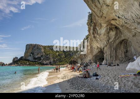 Côte rocheuse et plage, Cala Luna, Parc National du golfe d'Orosei, Parco Nazionale del Gennargentu e del Golfo di Orosei, Baunei, Nuoro, Sardaigne, Italie Banque D'Images