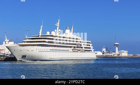 Yacht d'État du sultan d'Oman ancré dans le port de Mutrah, Muscat, péninsule arabique, Sultanat d'Oman Banque D'Images