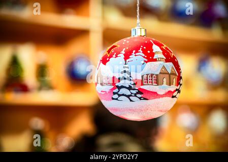 Strasbourg, France. Décorations Marche de Noel à Strasbourg, globe arbre de Noël peint à la main, célèbre Foire de Noël en Alsace. Banque D'Images