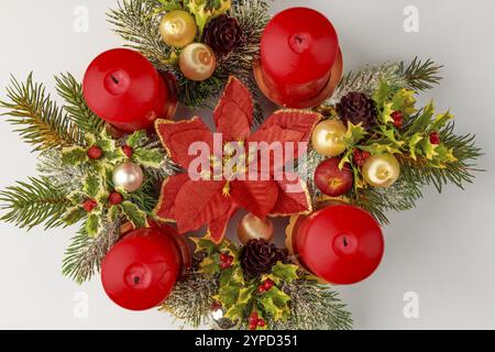 Couronne ronde de l'Avent avec des bougies rouges et des décorations de Noël, par le haut Banque D'Images