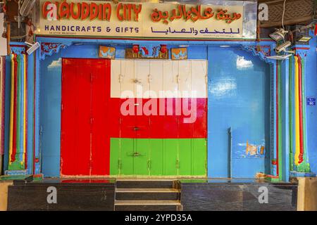 Boutique fermée dans le souk de Mutrah, aux couleurs du drapeau national omanais, Muscat, péninsule arabique, Sultanat d'Oman Banque D'Images