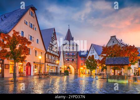 Lauf an der Pegnitz, Allemagne. Place carrée illuminée avec l'historique Hersbrucker Tor dans la soirée - moyenne Franconie, Bavière. Banque D'Images