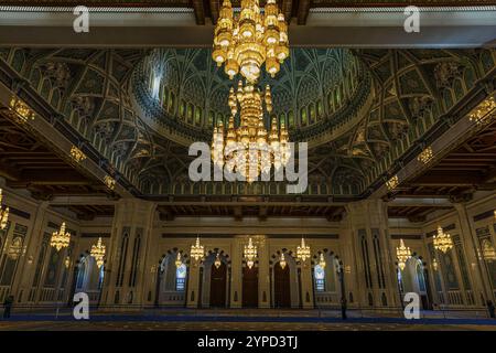 Intérieur, dôme et lustre illuminé dans la mosquée du Sultan Qaboos, Mascate, péninsule arabique, Sultanat d'Oman Banque D'Images