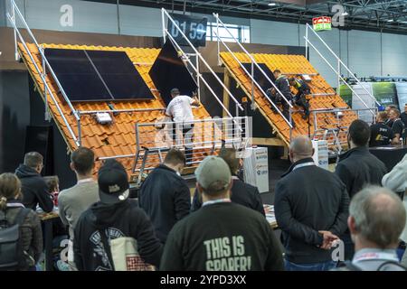 Présentation de l’installation rapide d’un système solaire sur une maison d’habitation avec un toit incliné, sous la forme d’un concours, European Solar Game Banque D'Images