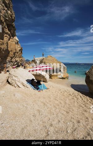 Côte rocheuse et plage, Cala mariolu, Parc National du golfe d'Orosei, Parco Nazionale del Gennargentu e del Golfo di Orosei, Baunei, Nuoro, Sardaigne, Ita Banque D'Images