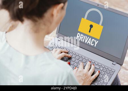 22 janvier 2024, Brésil. Dans cette illustration photo, le texte et l'icône confidentialité sont affichés sur l'écran d'un ordinateur portable Banque D'Images