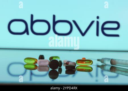 27 mai 2024, Brésil. Dans cette illustration photo, le logo AbbVie est affiché à l'écran en arrière-plan avec des pilules et un flacon médical et une seringue Banque D'Images