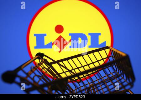 31 mars 2024, Brésil. Dans cette illustration photo, le logo Lidl vu affiché sur un smartphone avec un panier Banque D'Images