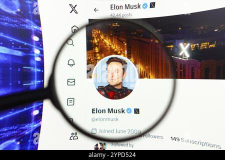 17 avril 2024, Brésil. Dans cette illustration photo, le profil officiel de Elon Musk, sur le réseau social X (Twitter) logo vu affiché sur un compu Banque D'Images