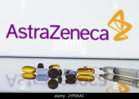 27 mai 2024, Brésil. Dans cette illustration photo, le logo AstraZeneca est affiché à l'écran en arrière-plan avec pilules et flacon médical et syri Banque D'Images