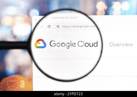 8 avril 2024, Brésil. Dans cette illustration photo, la page d'accueil du site Web Google Cloud Platform vue sur un écran d'ordinateur à travers un gl grossissant Banque D'Images