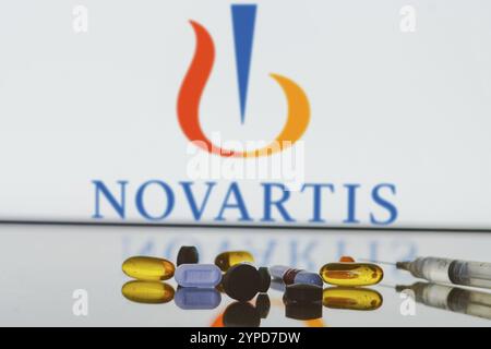 27 mai 2024, Brésil. Dans cette illustration photo, le logo Novartis est affiché à l'écran en arrière-plan avec des pilules et un flacon médical et une seringue Banque D'Images