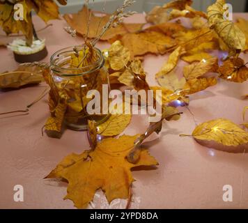 Inspiration d'automne : feuilles dans un pot parmi le décor. Banque D'Images