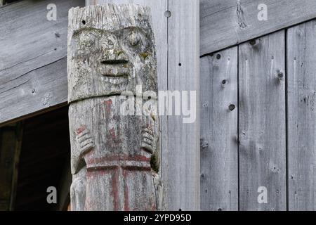 Alaska, Annette Island, Metlakatla. Maison longue traditionnelle représentant les clans tsimshians : aigle, corbeau, loup et épaulard. Tsimshian traditionnel Banque D'Images
