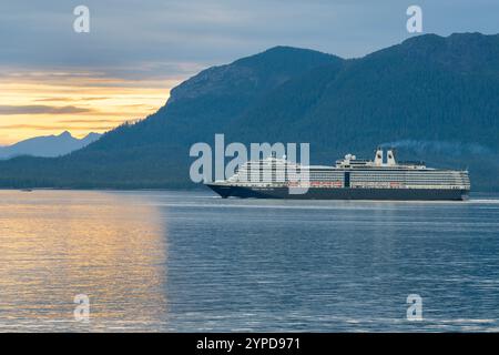 USA, se Alaska, près de Ketchikan. Bateau de croisière Holland America, Nieuw Amsterdam, naviguant le long de la côte de l'Alaska. Banque D'Images