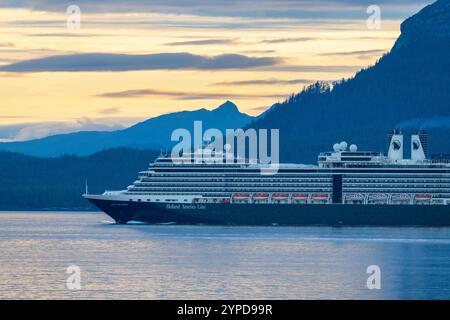 USA, se Alaska, près de Ketchikan. Bateau de croisière Holland America, Nieuw Amsterdam, naviguant le long de la côte de l'Alaska. Banque D'Images
