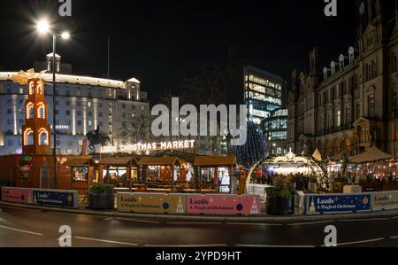 CITY SQUARE, LEEDS, ROYAUME-UNI - 28 NOVEMBRE 2024. Panorama paysager des étals de marché colorés au marché de Noël de Leeds à City Square, Leeds, UK Wit Banque D'Images