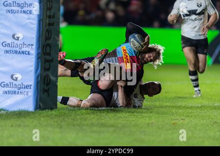 Tyrone Green des Harlequins marque son quatrième essai lors du Gallagher Premiership Rugby match entre Harlequins et Bristol Rugby à Twickenham Stoop, Twickenham, Angleterre le 29 novembre 2024. Photo de Grant Winter. Utilisation éditoriale uniquement, licence requise pour une utilisation commerciale. Aucune utilisation dans les Paris, les jeux ou les publications d'un club/ligue/joueur. Crédit : UK Sports pics Ltd/Alamy Live News Banque D'Images