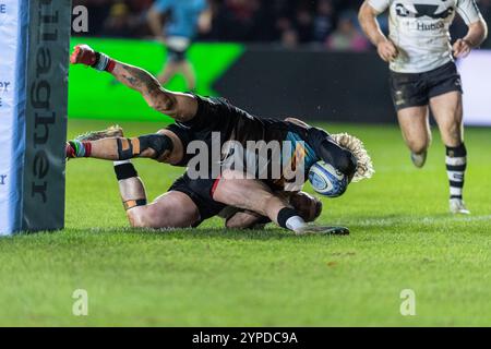 Tyrone Green des Harlequins marque son quatrième essai lors du Gallagher Premiership Rugby match entre Harlequins et Bristol Rugby à Twickenham Stoop, Twickenham, Angleterre le 29 novembre 2024. Photo de Grant Winter. Utilisation éditoriale uniquement, licence requise pour une utilisation commerciale. Aucune utilisation dans les Paris, les jeux ou les publications d'un club/ligue/joueur. Crédit : UK Sports pics Ltd/Alamy Live News Banque D'Images