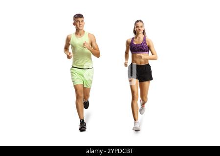 Jeune homme et femme dans le jogging sportswear vers la caméra isolé sur fond blanc Banque D'Images