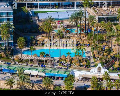 Vue aérienne de la piscine du Resort à Benalmadena, Espagne Banque D'Images