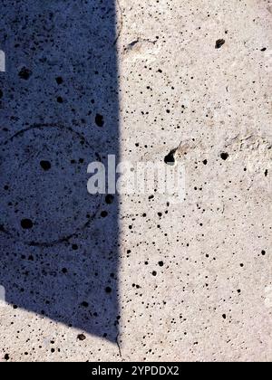 Gros plan de béton en pierre avec des trous de bulles fond industriel Banque D'Images