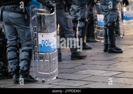 Turin, Italie. 29 novembre 2024. Boucliers anti-émeute de la police vus pendant la grève générale nationale contre la manœuvre financière. Les manifestants ont dénoncé le récent budget du gouvernement et exigé des augmentations de salaire pour leurs membres. Les grèves touchent les travailleurs de différents secteurs et les retraités. Crédit : SOPA images Limited/Alamy Live News Banque D'Images